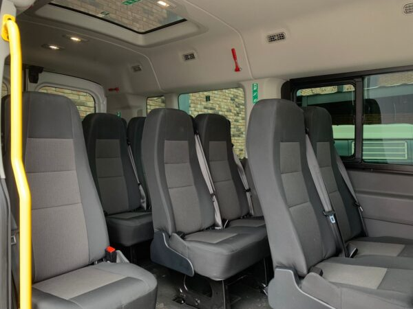 Interior de van para transporte de personal
